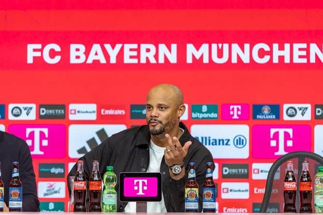 Vincent Kompany (FC Bayern Muenchen, Chef-Trainer) PK Pressekonferenz Mimik Gestik Geste, GER, FC Bayern Muenchen vs. Bayer 04 Leverkusen, Fussball, Bundesliga, 09. Spieltag, Spielzeit 2025 2026, 01.11.2025, DFL DFB REGULATIONS PROHIBIT ANY USE OF PHOTOGRAPHS AS IMAGE SEQUENCES AND OR QUASI-VIDEO, GER, FC Bayern Muenchen vs. Bayer 04 Leverkusen, Fussball, Bundesliga, 09. Spieltag, Spielzeit 2025 2026, 01.11.2025 Muenchen