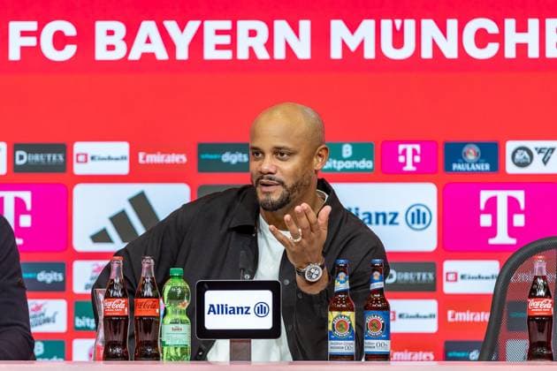 Vincent Kompany (FC Bayern Muenchen, Chef-Trainer) PK Pressekonferenz Mimik Gestik Geste, GER, FC Bayern Muenchen vs. Bayer 04 Leverkusen, Fussball, Bundesliga, 09. Spieltag, Spielzeit 2025 2026, 01.11.2025, DFL DFB REGULATIONS PROHIBIT ANY USE OF PHOTOGRAPHS AS IMAGE SEQUENCES AND OR QUASI-VIDEO, GER, FC Bayern Muenchen vs. Bayer 04 Leverkusen, Fussball, Bundesliga, 09. Spieltag, Spielzeit 2025 2026, 01.11.2025 Muenchen