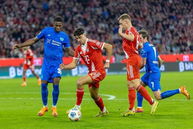 Zweikampf zwischen Christian Kofane (Bayer 04 Leverkusen, 35) Aleksandar Pavlovic (FC Bayern Muenchen, 45) daneben Joshua Kimmich (FC Bayern Muenchen, 06) Jonas Hofmann (Bayer 04 Leverkusen, 07), GER, FC Bayern Muenchen vs. Bayer 04 Leverkusen, Fussball, Bundesliga, 09. Spieltag, Spielzeit 2025 2026, 01.11.2025, DFL DFB REGULATIONS PROHIBIT ANY USE OF PHOTOGRAPHS AS IMAGE SEQUENCES AND OR QUASI-VIDEO, GER, FC Bayern Muenchen vs. Bayer 04 Leverkusen, Fussball, Bundesliga, 09. Spieltag, Spielzeit 2025 2026, 01.11.2025 Muenchen Copyright: xEibner-Pressefoto JanixPlessx EP_JPL