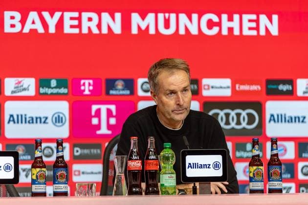Kasper Hjulmand (Bayer 04 Leverkusen, Chef-Trainer) PK Pressekonferenz enttaeuscht Emotionen traurig trauriger Blick, GER, FC Bayern Muenchen vs. Bayer 04 Leverkusen, Fussball, Bundesliga, 09. Spieltag, Spielzeit 2025 2026, 01.11.2025, DFL DFB REGULATIONS PROHIBIT ANY USE OF PHOTOGRAPHS AS IMAGE SEQUENCES AND OR QUASI-VIDEO, GER, FC Bayern Muenchen vs. Bayer 04 Leverkusen, Fussball, Bundesliga, 09. Spieltag, Spielzeit 2025 2026, 01.11.2025 Muenchen