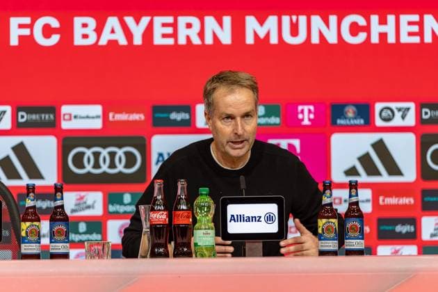 Kasper Hjulmand (Bayer 04 Leverkusen, Chef-Trainer) PK Pressekonferenz Geste Mimik, GER, FC Bayern Muenchen vs. Bayer 04 Leverkusen, Fussball, Bundesliga, 09. Spieltag, Spielzeit 2025 2026, 01.11.2025, DFL DFB REGULATIONS PROHIBIT ANY USE OF PHOTOGRAPHS AS IMAGE SEQUENCES AND OR QUASI-VIDEO, GER, FC Bayern Muenchen vs. Bayer 04 Leverkusen, Fussball, Bundesliga, 09. Spieltag, Spielzeit 2025 2026, 01.11.2025 Muenchen