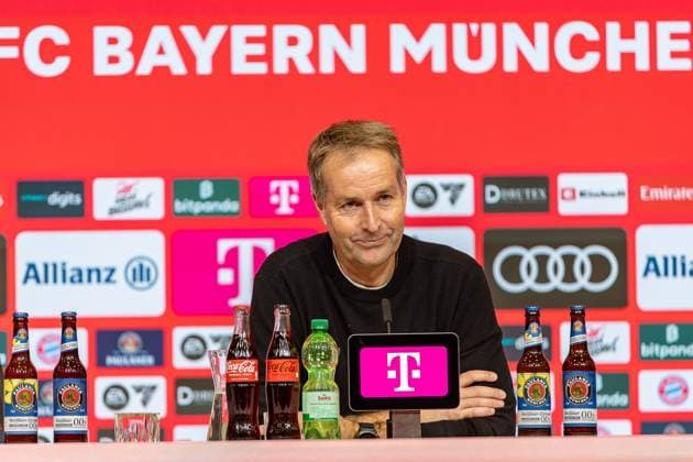 Kasper Hjulmand (Bayer 04 Leverkusen, Chef-Trainer) PK Pressekonferenz Geste Mimik lachend, GER, FC Bayern Muenchen vs. Bayer 04 Leverkusen, Fussball, Bundesliga, 09. Spieltag, Spielzeit 2025 2026, 01.11.2025, DFL DFB REGULATIONS PROHIBIT ANY USE OF PHOTOGRAPHS AS IMAGE SEQUENCES AND OR QUASI-VIDEO, GER, FC Bayern Muenchen vs. Bayer 04 Leverkusen, Fussball, Bundesliga, 09. Spieltag, Spielzeit 2025 2026, 01.11.2025 Muenchen