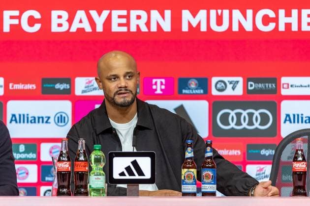 Vincent Kompany (FC Bayern Muenchen, Chef-Trainer) PK Pressekonferenz fragender Blick nachdenklich Mimik Gestik Geste, GER, FC Bayern Muenchen vs. Bayer 04 Leverkusen, Fussball, Bundesliga, 09. Spieltag, Spielzeit 2025 2026, 01.11.2025, DFL DFB REGULATIONS PROHIBIT ANY USE OF PHOTOGRAPHS AS IMAGE SEQUENCES AND OR QUASI-VIDEO, GER, FC Bayern Muenchen vs. Bayer 04 Leverkusen, Fussball, Bundesliga, 09. Spieltag, Spielzeit 2025 2026, 01.11.2025 Muenchen