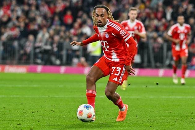 Bundesliga; FC Bayern München - Bayer 04 Leverkusen; 01.11.2025 MüNCHEN, DEUTSCHLAND - 1. NOVEMBER: am Ball Sascha BOEY (FC Bayern Munich 23) Einzelfoto Freisteller während dem Bundesligamatch zwischen dem FC Bayern München und Bayer 04 Leverkusen am 9. Spieltag in der Allianz Arena am 1. November 2025 in München, Germany DFL REGULATIONS PROHIBIT ANY USE OF PHOTOGRAPHS AS IMAGE SEQUENCES AND OR QUASI-VIDEO Copyright: xBEAUTIFULxSPORTS Goldbergx