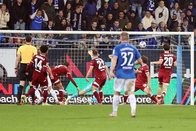 01.11.2025, xrekx, Fussball 2.Bundesliga, SV Darmstadt 98 - Arminia Bielefeld v.l. Torschuss zum 2:1 durch Isac Lidberg (SV Darmstadt 98) (DFL DFB REGULATIONS PROHIBIT ANY USE OF PHOTOGRAPHS as IMAGE SEQUENCES and or QUASI-VIDEO) Darmstadt