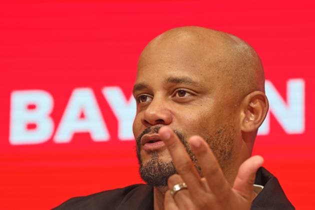 Trainer Vincent Kompany (FCB) Pressekonferenz, Porträt, Portrait, Fussball 1. BL FC Bayern München - Bayer 04 Leverkusen 01.11.2025 Allianz Arena FOTO: Mladen Lackovic LakoPress