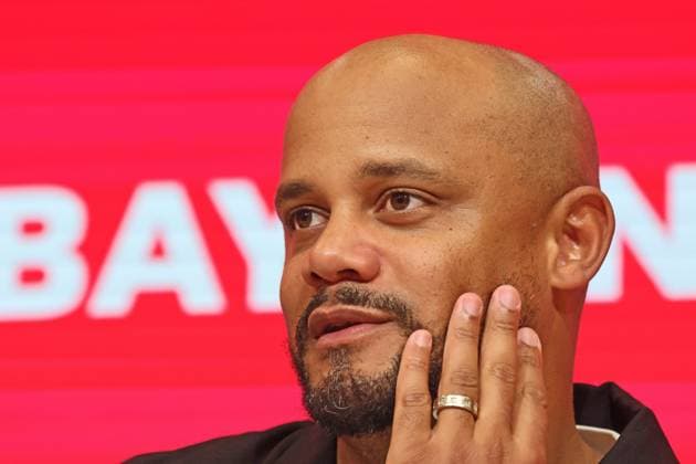 Trainer Vincent Kompany (FCB) Pressekonferenz, Porträt, Portrait, Fussball 1. BL FC Bayern München - Bayer 04 Leverkusen 01.11.2025 Allianz Arena FOTO: Mladen Lackovic LakoPress