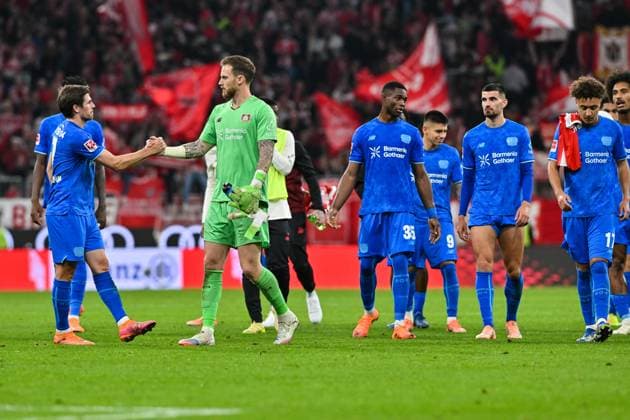 Bundesliga; FC Bayern München - Bayer 04 Leverkusen; 01.11.2025 MüNCHEN, DEUTSCHLAND - 1. NOVEMBER: die Mannschaft der Gäste bedankt sich bei den mitgereisten Fans nach dem Bundesligamatch zwischen dem FC Bayern München und Bayer 04 Leverkusen am 9. Spieltag in der Allianz Arena am 1. November 2025 in München, Germany DFL REGULATIONS PROHIBIT ANY USE OF PHOTOGRAPHS AS IMAGE SEQUENCES AND OR QUASI-VIDEO Jonas HOFMANN (Bayer Leverkusen 7), Mark FLEKKEN (Bayer Leverkusen 1), Christian Michel KOFANE (Bayer Leverkusen 35), Eliesse Ben SEGHIR (Bayer Leverkusen 17) Copyright: xBEAUTIFULxSPORTS Goldbergx