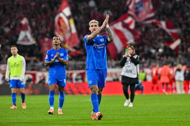 Bundesliga; FC Bayern München - Bayer 04 Leverkusen; 01.11.2025 MüNCHEN, DEUTSCHLAND - 1. NOVEMBER: die Mannschaft der Gäste bedankt sich bei den mitgereisten Fans nach dem Bundesligamatch zwischen dem FC Bayern München und Bayer 04 Leverkusen am 9. Spieltag in der Allianz Arena am 1. November 2025 in München, Germany DFL REGULATIONS PROHIBIT ANY USE OF PHOTOGRAPHS AS IMAGE SEQUENCES AND OR QUASI-VIDEO Robert ANDRICH (Bayer Leverkusen 8) Copyright: xBEAUTIFULxSPORTS Goldbergx