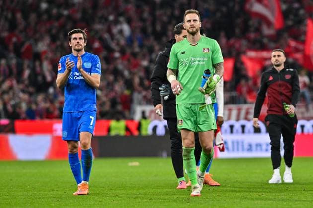 Bundesliga; FC Bayern München - Bayer 04 Leverkusen; 01.11.2025 MüNCHEN, DEUTSCHLAND - 1. NOVEMBER: die Mannschaft der Gäste bedankt sich bei den mitgereisten Fans nach dem Bundesligamatch zwischen dem FC Bayern München und Bayer 04 Leverkusen am 9. Spieltag in der Allianz Arena am 1. November 2025 in München, Germany DFL REGULATIONS PROHIBIT ANY USE OF PHOTOGRAPHS AS IMAGE SEQUENCES AND OR QUASI-VIDEO Jonas HOFMANN (Bayer Leverkusen 7), Mark FLEKKEN (Bayer Leverkusen 1) Copyright: xBEAUTIFULxSPORTS Goldbergx