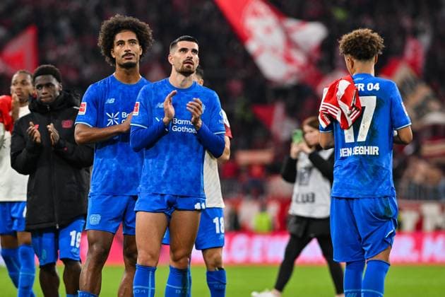 Bundesliga; FC Bayern München - Bayer 04 Leverkusen; 01.11.2025 MüNCHEN, DEUTSCHLAND - 1. NOVEMBER: die Mannschaft der Gäste bedankt sich bei den mitgereisten Fans nach dem Bundesligamatch zwischen dem FC Bayern München und Bayer 04 Leverkusen am 9. Spieltag in der Allianz Arena am 1. November 2025 in München, Germany DFL REGULATIONS PROHIBIT ANY USE OF PHOTOGRAPHS AS IMAGE SEQUENCES AND OR QUASI-VIDEO Loic BADE (Bayer Leverkusen 5), Martin TERRIER (Bayer Leverkusen 11) und lev17 Copyright: xBEAUTIFULxSPORTS Goldbergx