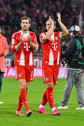 Bundesliga; FC Bayern München - Bayer 04 Leverkusen; 01.11.2025 MüNCHEN, DEUTSCHLAND - 1. NOVEMBER: die Mannschaft der Bayern bedankt sich bei den Zuschauern in der Arena nach dem Bundesligamatch zwischen dem FC Bayern München und Bayer 04 Leverkusen am 9. Spieltag in der Allianz Arena am 1. November 2025 in München, Germany DFL REGULATIONS PROHIBIT ANY USE OF PHOTOGRAPHS AS IMAGE SEQUENCES AND OR QUASI-VIDEO Leon GORETZKA (FC Bayern Munich 8) und Harry KANE (FC Bayern Munich 9) Copyright: xBEAUTIFULxSPORTS Goldbergx