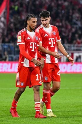 Bundesliga; FC Bayern München - Bayer 04 Leverkusen; 01.11.2025 MüNCHEN, DEUTSCHLAND - 1. NOVEMBER: die Mannschaft der Bayern bedankt sich bei den Zuschauern in der Arena nach dem Bundesligamatch zwischen dem FC Bayern München und Bayer 04 Leverkusen am 9. Spieltag in der Allianz Arena am 1. November 2025 in München, Germany DFL REGULATIONS PROHIBIT ANY USE OF PHOTOGRAPHS AS IMAGE SEQUENCES AND OR QUASI-VIDEO Michael OLISE (FC Bayern Munich 17) und Aleksandar PAVLOVIC (FC Bayern Munich 45) Copyright: xBEAUTIFULxSPORTS Goldbergx
