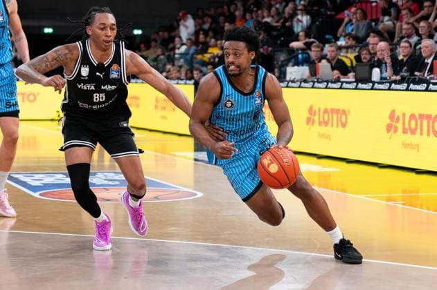 Eric Reed Jr. (Veolia Towers Hamburg, 43) im Dribbling gegen Austin Crowley (BMA365 Bamberg Baskets, 85), GER, Veolia Towers Hamburg vs BMA365 Bamberg Baskets, Basketball, Bundesliga, Spieltag 6, Saison 2025 2026, 01.11.2025 GER, Veolia Towers Hamburg vs BMA365 Bamberg Baskets, Basketball, Bundesliga, Spieltag 6, Saison 2025 2026, 01.11.2025 Hamburg Copyright: xEibner-Pressefoto MaxxVincenx EP_MVN