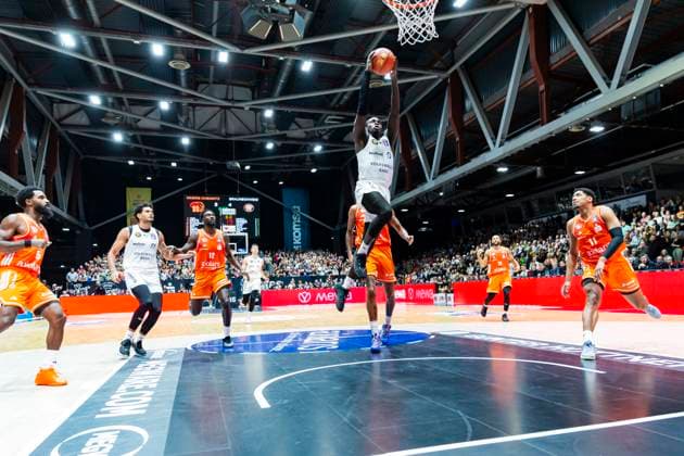01.11.2025, xomx, Basketball easyCredit BBL Bundesliga, NINERS Chemnitz - Braunschweig Löwen v.l. Barra Njie (Löwen Braunschweig) am Ball im Zweikampf mit Kevin Yebo (Niners Chemnitz) Chemnitz