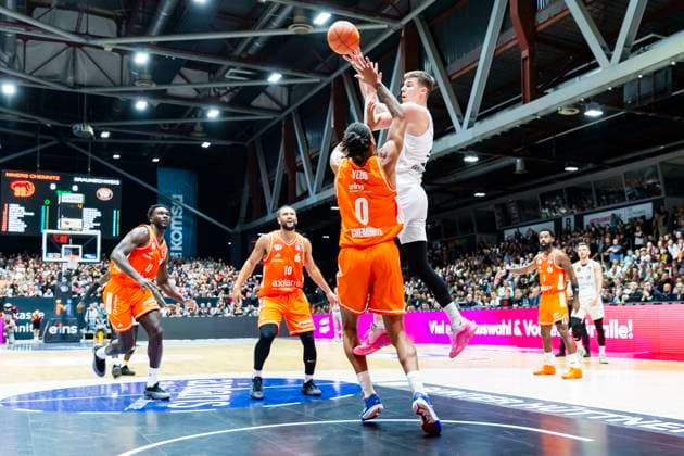 01.11.2025, xomx, Basketball easyCredit BBL Bundesliga, NINERS Chemnitz - Braunschweig Löwen v.l. Luka Å Äuka (Löwen Braunschweig) am Ball im Zweikampf mit Kevin Yebo (Niners Chemnitz) Chemnitz