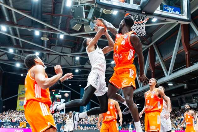 01.11.2025, xomx, Basketball easyCredit BBL Bundesliga, NINERS Chemnitz - Braunschweig Löwen v.l. David N™Guessan (Löwen Braunschweig) am Ball im Zweikampf mit Amadou Sow (Niners Chemnitz) Chemnitz