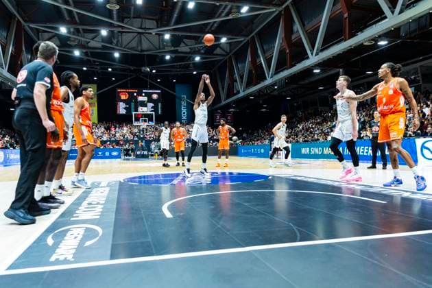01.11.2025, xomx, Basketball easyCredit BBL Bundesliga, NINERS Chemnitz - Braunschweig Löwen v.l. David N™Guessan (Löwen Braunschweig) am Ball. Chemnitz
