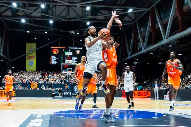 01.11.2025, xomx, Basketball easyCredit BBL Bundesliga, NINERS Chemnitz - Braunschweig Löwen v.l. Chip Flanigan (Löwen Braunschweig) am Ball im Zweokampf mit Kevin Yebo (Niners Chemnitz) Chemnitz