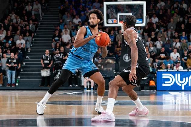 Jean-Pierre Tokoto (Veolia Towers Hamburg, 07) am Ball, Demarcus Demonia (BMA365 Bamberg Baskets, 08), GER, Veolia Towers Hamburg vs BMA365 Bamberg Baskets, Basketball, Bundesliga, Spieltag 6, Saison 2025 2026, 01.11.2025 GER, Veolia Towers Hamburg vs BMA365 Bamberg Baskets, Basketball, Bundesliga, Spieltag 6, Saison 2025 2026, 01.11.2025 Hamburg Copyright: xEibner-Pressefoto MaxxVincenx EP_MVN