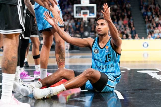 Kenneth Ogbe (Veolia Towers Hamburg, 25) am Boden, Ratlos, enttauescht, GER, Veolia Towers Hamburg vs BMA365 Bamberg Baskets, Basketball, Bundesliga, Spieltag 6, Saison 2025 2026, 01.11.2025 GER, Veolia Towers Hamburg vs BMA365 Bamberg Baskets, Basketball, Bundesliga, Spieltag 6, Saison 2025 2026, 01.11.2025 Hamburg Copyright: xEibner-Pressefoto MaxxVincenx EP_MVN