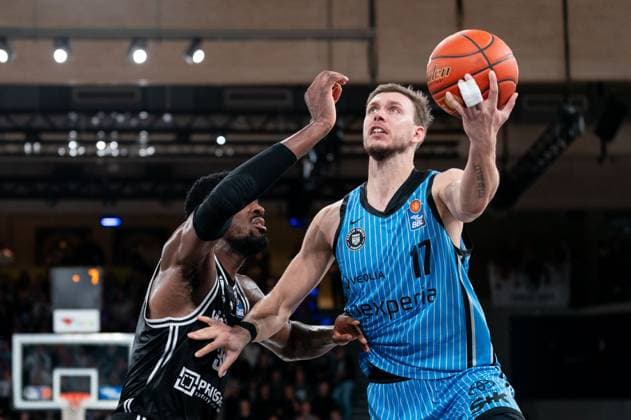 Niklas Wimberg (Veolia Towers Hamburg, 17) im Dribbling gegen Ejiofor Onu (BMA365 Bamberg Baskets, 35), GER, Veolia Towers Hamburg vs BMA365 Bamberg Baskets, Basketball, Bundesliga, Spieltag 6, Saison 2025 2026, 01.11.2025 GER, Veolia Towers Hamburg vs BMA365 Bamberg Baskets, Basketball, Bundesliga, Spieltag 6, Saison 2025 2026, 01.11.2025 Hamburg Copyright: xEibner-Pressefoto MaxxVincenx EP_MVN
