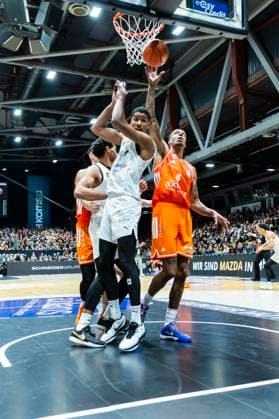 01.11.2025, xomx, Basketball easyCredit BBL Bundesliga, NINERS Chemnitz - Braunschweig Löwen v.l. Adrian Worthy (Löwen Braunschweig) am Ball im Zweikampf mit Nike Sibande (Niners Chemnitz). David N™Guessan (Löwen Braunschweig) Chemnitz