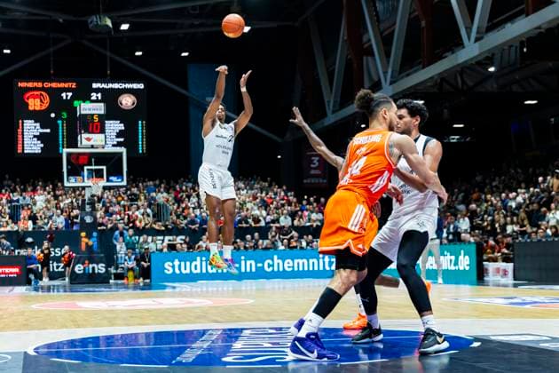 01.11.2025, xomx, Basketball easyCredit BBL Bundesliga, NINERS Chemnitz - Braunschweig Löwen v.l. Grant Sherfield (Löwen Braunschweig) am Ball aus der Distanz Chemnitz