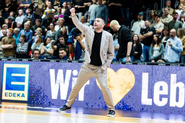 01.11.2025, xomx, Basketball easyCredit BBL Bundesliga, NINERS Chemnitz - Braunschweig Löwen v.l. Kostas Papazoglou (Löwen Braunschweig Trainer) Chemnitz