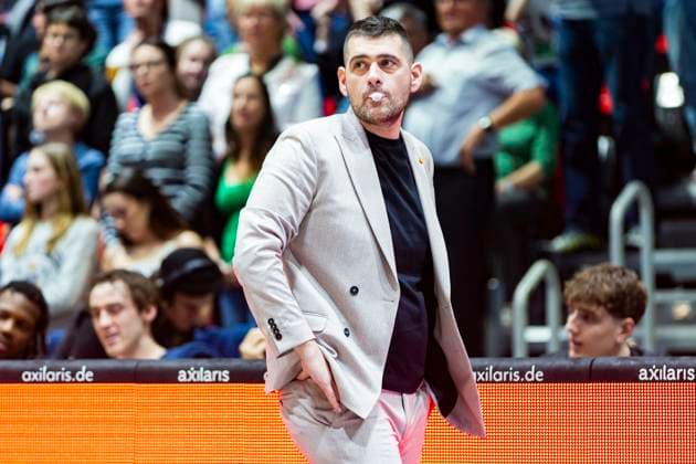 01.11.2025, xomx, Basketball easyCredit BBL Bundesliga, NINERS Chemnitz - Braunschweig Löwen v.l. Kostas Papazoglou (Löwen Braunschweig Trainer) Chemnitz