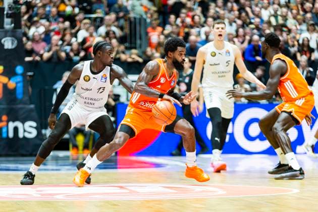 01.11.2025, xomx, Basketball easyCredit BBL Bundesliga, NINERS Chemnitz - Braunschweig Löwen v.l. Corey Davis Jr. (Niners Chemnitz) am Ball im Zweikampf mit Barra Njie (Löwen Braunschweig) Chemnitz