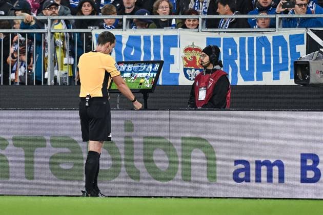 01.11.2025, Fussball, 2. Bundesliga, 11. Spieltag Saison 2025 2026, SV Darmstadt 98 - DSC Arminia Bielefeld, Schiedsrichter Richard Hempel schaut sich die Szene an xRHR-FOTO TKx