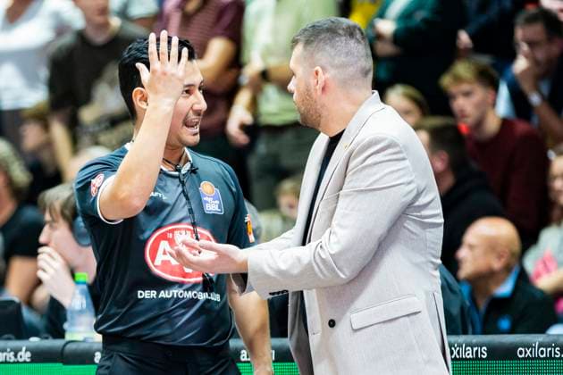 01.11.2025, xomx, Basketball easyCredit BBL Bundesliga, NINERS Chemnitz - Braunschweig Löwen v.l. Kostas Papazoglou (Löwen Braunschweig Trainer) Chemnitz