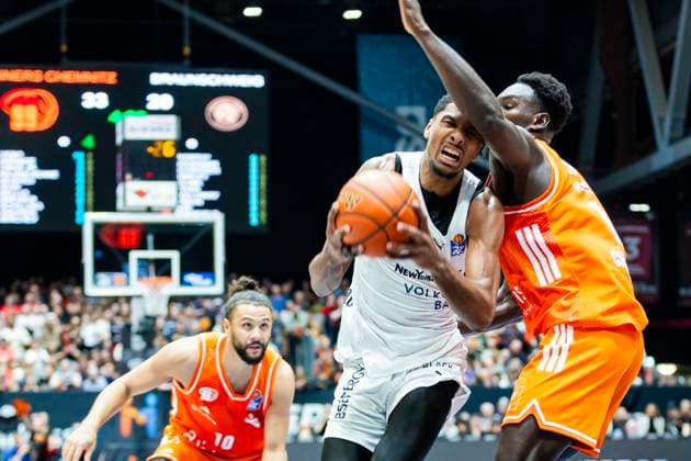 01.11.2025, xomx, Basketball easyCredit BBL Bundesliga, NINERS Chemnitz - Braunschweig Löwen v.l. David N™Guessan (Löwen Braunschweig) und Amadou Sow (Niners Chemnitz) im Zweikampf am Ball. Kaza Keane (Niners Chemnitz) Chemnitz