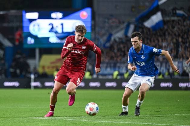 01.11.2025, Fussball, 2. Bundesliga, 11. Spieltag Saison 2025 2026, SV Darmstadt 98 - DSC Arminia Bielefeld,Joel Grodowski (DSC Arminia Bielefeld), Sergio Lopez (SV Darmstadt) xRHR-FOTO TKx