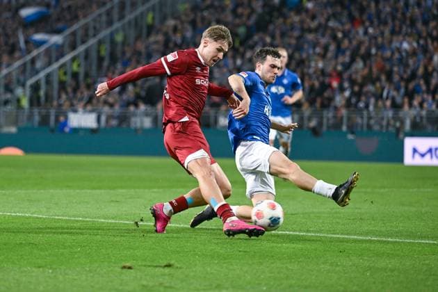 01.11.2025, Fussball, 2. Bundesliga, 11. Spieltag Saison 2025 2026, SV Darmstadt 98 - DSC Arminia Bielefeld,Joel Grodowski (DSC Arminia Bielefeld), Sergio Lopez (SV Darmstadt) xRHR-FOTO TKx