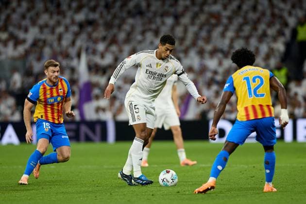Jude Bellingham of Real Madrid CF Real Madrid v Valencia, La Liga, Football, Estadio Santiago Bernabeu, Madrid, Spain - 01 Nov 2025Madrid Estadio Santiago Bernabu Spain EDITORIAL USE ONLY No use with unauthorised audio, video, data, fixture lists, club league logos or live services. Online in-match use limited to 120 images, no video emulation. No use in betting, games or single club league player publications. Copyright: xRubenxAlbarran Shutterstockx 15649992az