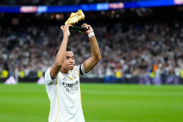 November 1, 2025, Madrid, Madrid, Spain: Kylian Mbappe of Real Madrid CF poses for photo with the Golden Boot trophy during the Spanish League, LaLiga EA Sports, football match played between Real Madrid C.F. and Valencia CF at Santiago Bernabeu stadium on November 1, 2025, in Madrid, Spain. Madrid Spain - ZUMAa181 20251101_zaa_a181_295 Copyright: xOscarxJ.xBarrosox
