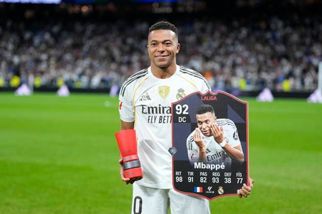 November 1, 2025, Madrid, Madrid, Spain: Kylian Mbappe of Real Madrid CF poses for photo with the LaLiga Best Player of the Month trophy during the Spanish League, LaLiga EA Sports, football match played between Real Madrid C.F. and Valencia CF at Santiago Bernabeu stadium on November 1, 2025, in Madrid, Spain. Madrid Spain - ZUMAa181 20251101_zaa_a181_297 Copyright: xOscarxJ.xBarrosox