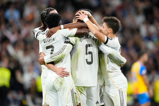 Real Madrid CF v Valencia CF - LaLiga EA Sports Jude Bellingham central midfield of Real Madrid and England celebrates after scoring his sides first goal during the La Liga EA Sports match between Real Madrid CF and Valencia CF at Estadio Santiago Bernabeu on November 1, 2025 in Madrid, Spain. Madrid Spain  Copyright: xJosexBretonx originalFilename:bretonhernandez-realmadr251101_nplpT.jpg