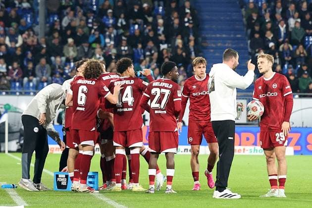 01.11.2025, xrekx, Fussball 2.Bundesliga, SV Darmstadt 98 - Arminia Bielefeld v.l. Unterbrechung VAR. Mitch Kniat Trainer (Arminia Bielefeld) gibt Anweisungen, gestikuliert, mit den Armen gestikulieren gives instructions, gesticulate Tim Handwerker (Arminia Bielefeld) (DFL DFB REGULATIONS PROHIBIT ANY USE OF PHOTOGRAPHS as IMAGE SEQUENCES and or QUASI-VIDEO) Darmstadt