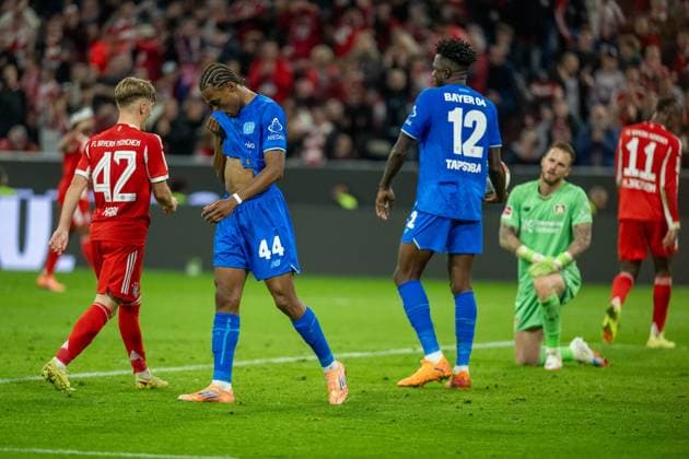 Jeanuel Belocian (Bayer 04 Leverkusen, 44) und Edmond Tapsoba (Bayer 04 Leverkusen, 12) sind enttäuscht enttaeuscht, unzufrieden, negative emotionen, nach Tor zum 3:0 durch Loic Bade (Bayer 04 Leverkusen, 05), Eigentor, GER, FC Bayern Muenchen vs. Bayer 04 Leverkusen, Fussball, Bundesliga, 09. Spieltag, Spielzeit 2025 2026, 01.11.2025, DFL DFB REGULATIONS PROHIBIT ANY USE OF PHOTOGRAPHS AS IMAGE SEQUENCES AND OR QUASI-VIDEO, GER, FC Bayern Muenchen vs. Bayer 04 Leverkusen, Fussball, Bundesliga, 09. Spieltag, Spielzeit 2025 2026, 01.11.2025 Muenchen Copyright: xEibner-Pressefotox EP_EER
