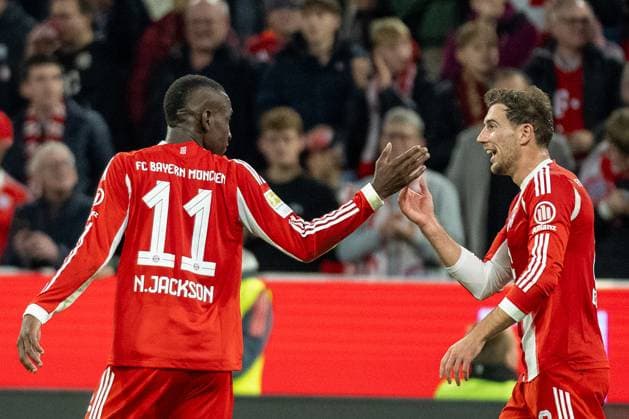 Nicolas Jackson (FC Bayern Muenchen, 11) und Leon Goretzka (FC Bayern Muenchen, 08) nach Tor zum 3:0 durch Loic Bade (Bayer 04 Leverkusen, 05), Eigentor, GER, FC Bayern Muenchen vs. Bayer 04 Leverkusen, Fussball, Bundesliga, 09. Spieltag, Spielzeit 2025 2026, 01.11.2025, DFL DFB REGULATIONS PROHIBIT ANY USE OF PHOTOGRAPHS AS IMAGE SEQUENCES AND OR QUASI-VIDEO, GER, FC Bayern Muenchen vs. Bayer 04 Leverkusen, Fussball, Bundesliga, 09. Spieltag, Spielzeit 2025 2026, 01.11.2025 Muenchen Copyright: xEibner-Pressefotox EP_EER