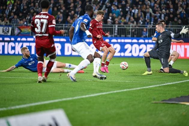 01.11.2025, Fussball, 2. Bundesliga, 11. Spieltag Saison 2025 2026, SV Darmstadt 98 - DSC Arminia Bielefeld, Torchance Noah Joel Sarenren Bazee (DSC Arminia Bielefeld) und Joel Grodowski (DSC Arminia Bielefeld), Marcel Schuhen (SV Darmstadt) xRHR-FOTO TKx