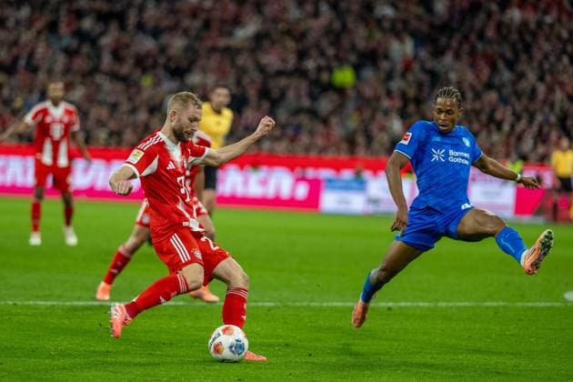 Konrad Laimer (FC Bayern Muenchen, 27), Jeanuel Belocian (Bayer 04 Leverkusen, 44), GER, FC Bayern Muenchen vs. Bayer 04 Leverkusen, Fussball, Bundesliga, 09. Spieltag, Spielzeit 2025 2026, 01.11.2025, DFL DFB REGULATIONS PROHIBIT ANY USE OF PHOTOGRAPHS AS IMAGE SEQUENCES AND OR QUASI-VIDEO, GER, FC Bayern Muenchen vs. Bayer 04 Leverkusen, Fussball, Bundesliga, 09. Spieltag, Spielzeit 2025 2026, 01.11.2025 Muenchen Copyright: xEibner-Pressefotox EP_EER