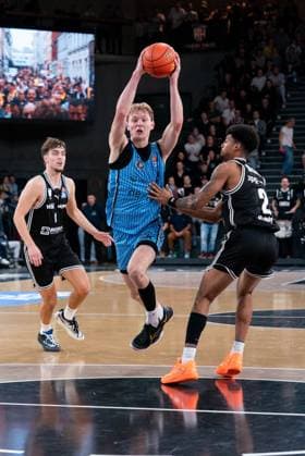 Jared Grey (Veolia Towers Hamburg, 08) im Dribbling gegen Ibrahim Watson-Boye (BMA365 Bamberg Baskets, 02), GER, Veolia Towers Hamburg vs BMA365 Bamberg Baskets, Basketball, Bundesliga, Spieltag 6, Saison 2025 2026, 01.11.2025 GER, Veolia Towers Hamburg vs BMA365 Bamberg Baskets, Basketball, Bundesliga, Spieltag 6, Saison 2025 2026, 01.11.2025 Hamburg Copyright: xEibner-Pressefoto MaxxVincenx EP_MVN