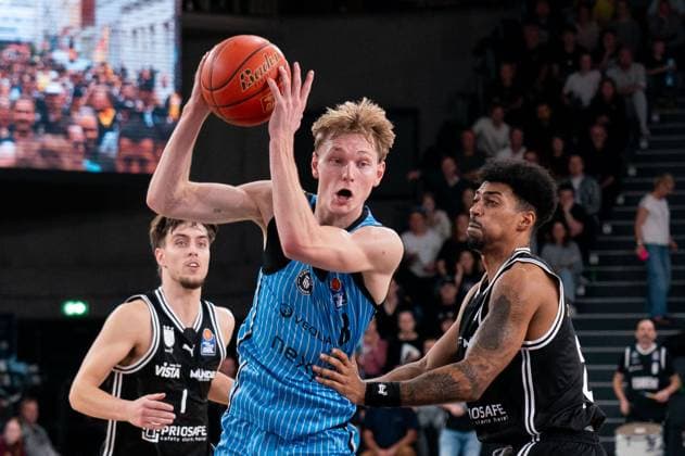 Jared Grey (Veolia Towers Hamburg, 08) im Dribbling gegen Ibrahim Watson-Boye (BMA365 Bamberg Baskets, 02), GER, Veolia Towers Hamburg vs BMA365 Bamberg Baskets, Basketball, Bundesliga, Spieltag 6, Saison 2025 2026, 01.11.2025 GER, Veolia Towers Hamburg vs BMA365 Bamberg Baskets, Basketball, Bundesliga, Spieltag 6, Saison 2025 2026, 01.11.2025 Hamburg Copyright: xEibner-Pressefoto MaxxVincenx EP_MVN