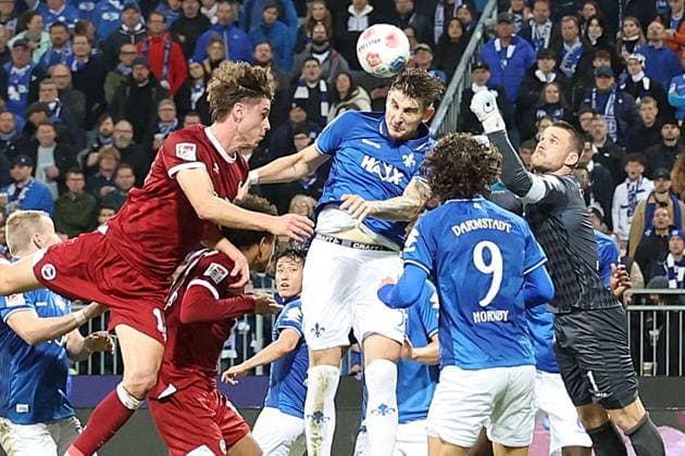 01.11.2025, xrekx, Fussball 2.Bundesliga, SV Darmstadt 98 - Arminia Bielefeld v.l. Maximilian Großer (Arminia Bielefeld) Matej Maglica (SV Darmstadt 98) Marcel Schuhen (SV Darmstadt 98) Zweikampf, Aktion, action, battle for the ball (DFL DFB REGULATIONS PROHIBIT ANY USE OF PHOTOGRAPHS as IMAGE SEQUENCES and or QUASI-VIDEO) Darmstadt