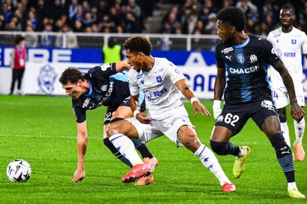 FOOTBALL : AJ Auxerre vs Olympique de Marseille - Ligue 1 - JournÃ e 11 - 01 11 2025 Danny Namaso (AJ Auxerre) Benjamin Pavard (OM) RennesFrance  Copyright: xBaptistexAutissierx