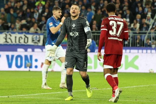 01.11.2025, xrekx, Fussball 2.Bundesliga, SV Darmstadt 98 - Arminia Bielefeld v.l. Marcel Schuhen (SV Darmstadt 98) Diskussion mit dem Linienrichter (DFL DFB REGULATIONS PROHIBIT ANY USE OF PHOTOGRAPHS as IMAGE SEQUENCES and or QUASI-VIDEO) Darmstadt